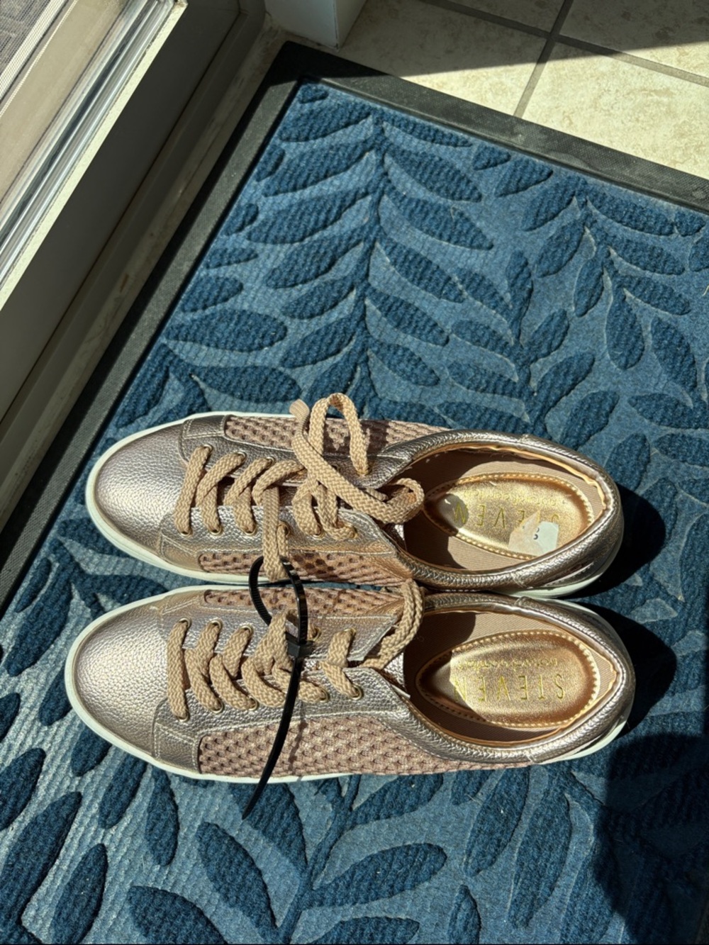 Steven by Steve Madden Women’s Metallic Rose Gold Low-Top Sneakers